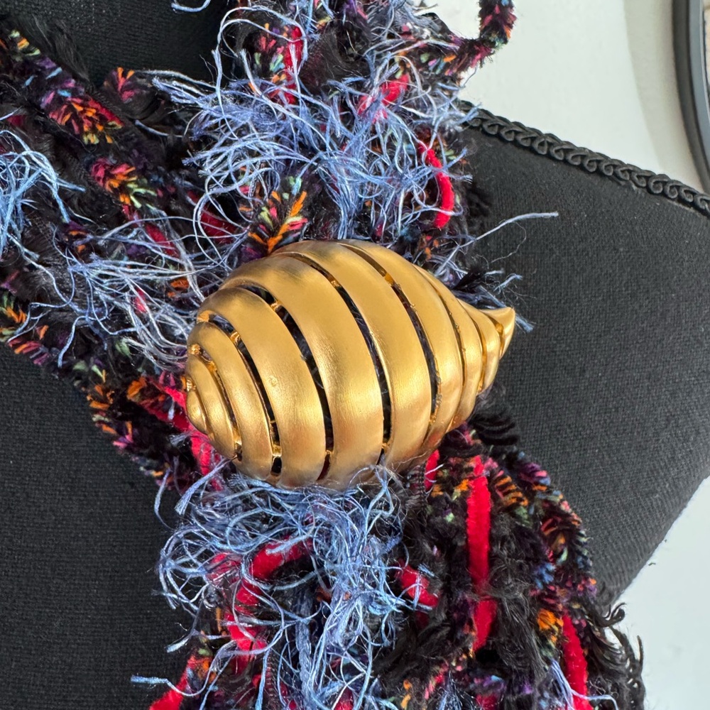 Vintage gold toned puffed sea shell scarf pin excellent condition. Pretty!